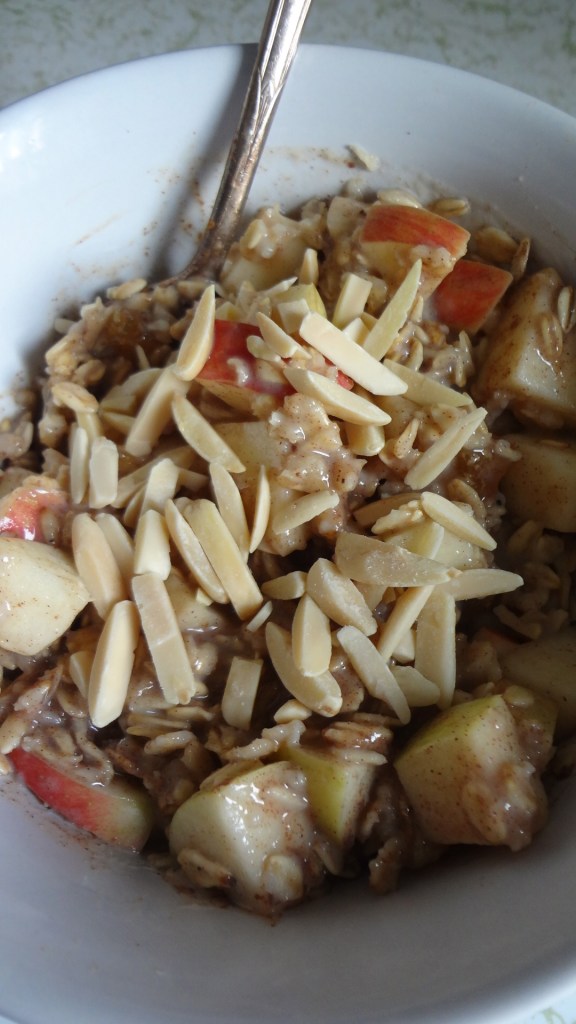 Apple Pie Oatmeal - fast and healthy! From www.theculinarycapers.com