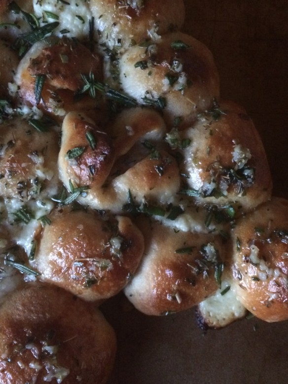 Cheesy Garlic Christmas Tree Pull Apart Bread
